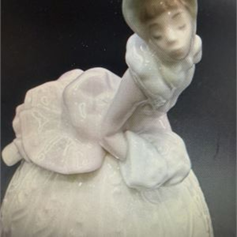 Lladro 5954 Sounds of Winter Bell Figurine Retired Vintage Porcelain Spain